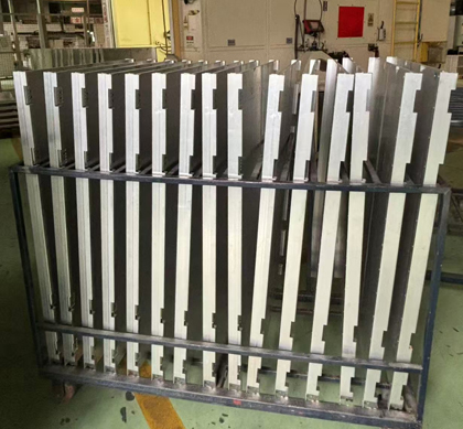 Extrusion type cooling plate