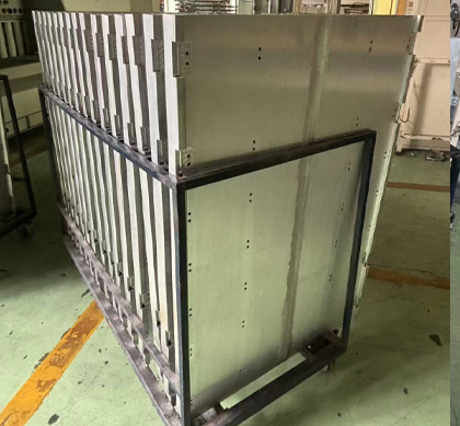 Extrusion type cooling plate