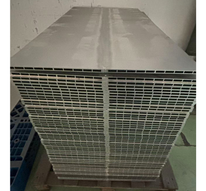 Extrusion type cooling plate