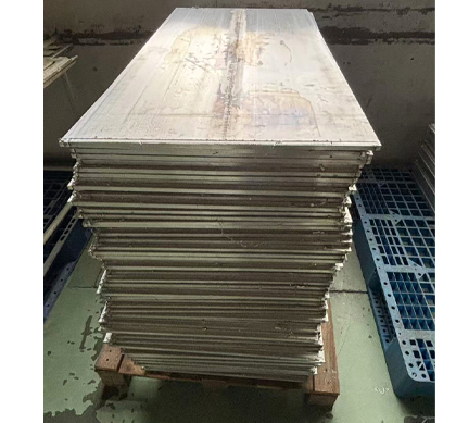 Extrusion type cooling plate