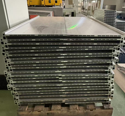 Extrusion type cooling plate