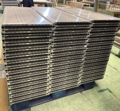 Extrusion type cooling plate