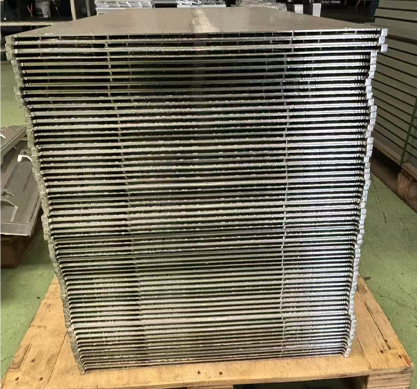 Extrusion type cooling plate