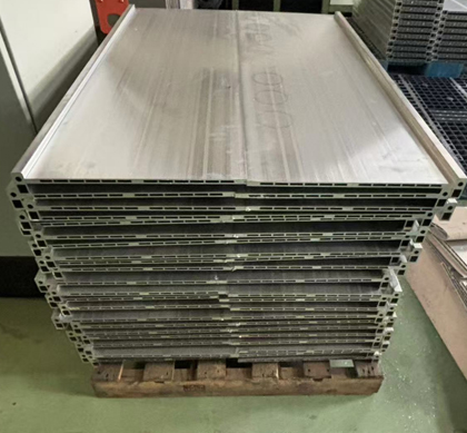 Extrusion type cooling plate