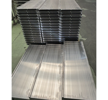 Extrusion type cooling plate