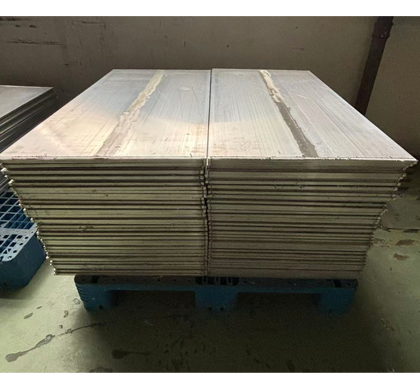 Extrusion type cooling plate