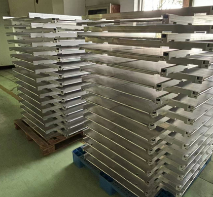 Extrusion type cooling plate