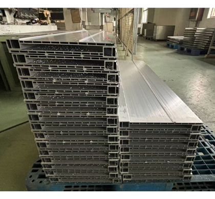 Extrusion type cooling plate