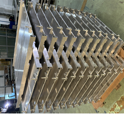 Extrusion type cooling plate
