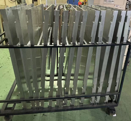 Extrusion type cooling plate